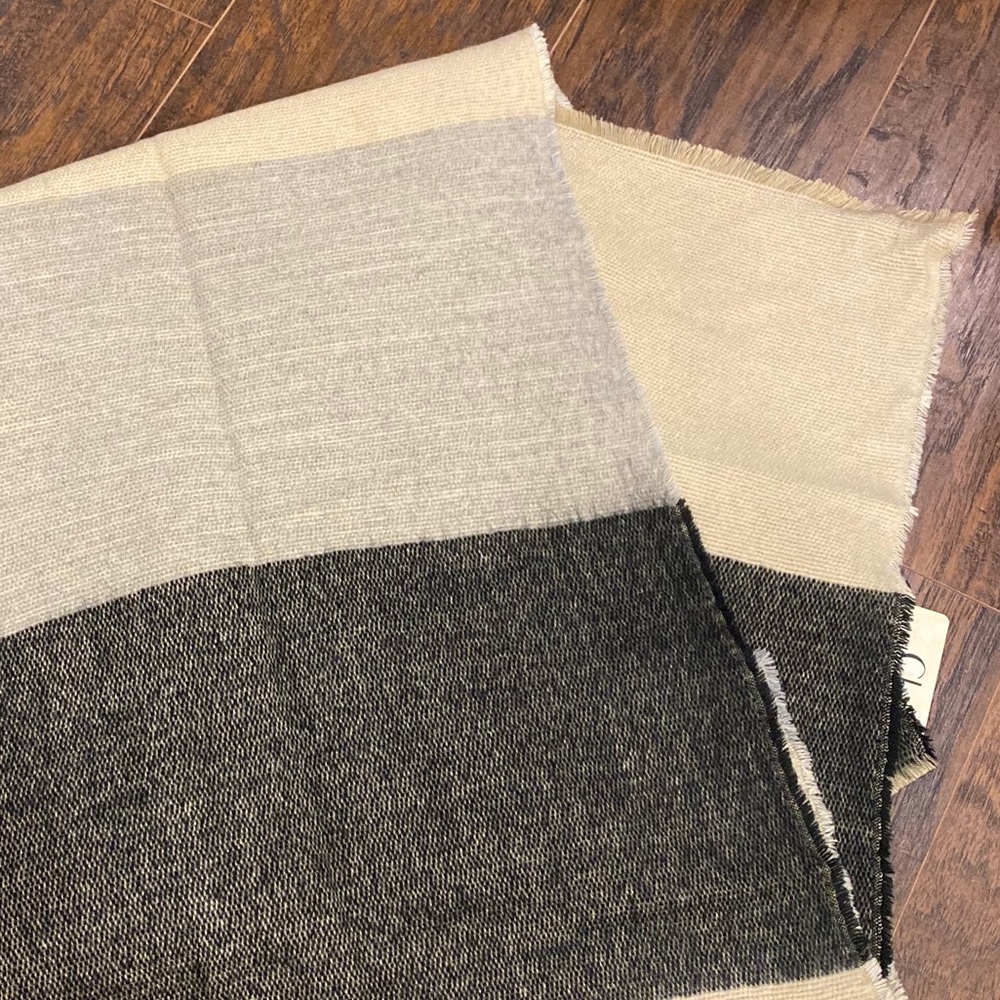 Scarf or blanket - Picture 3 of 3